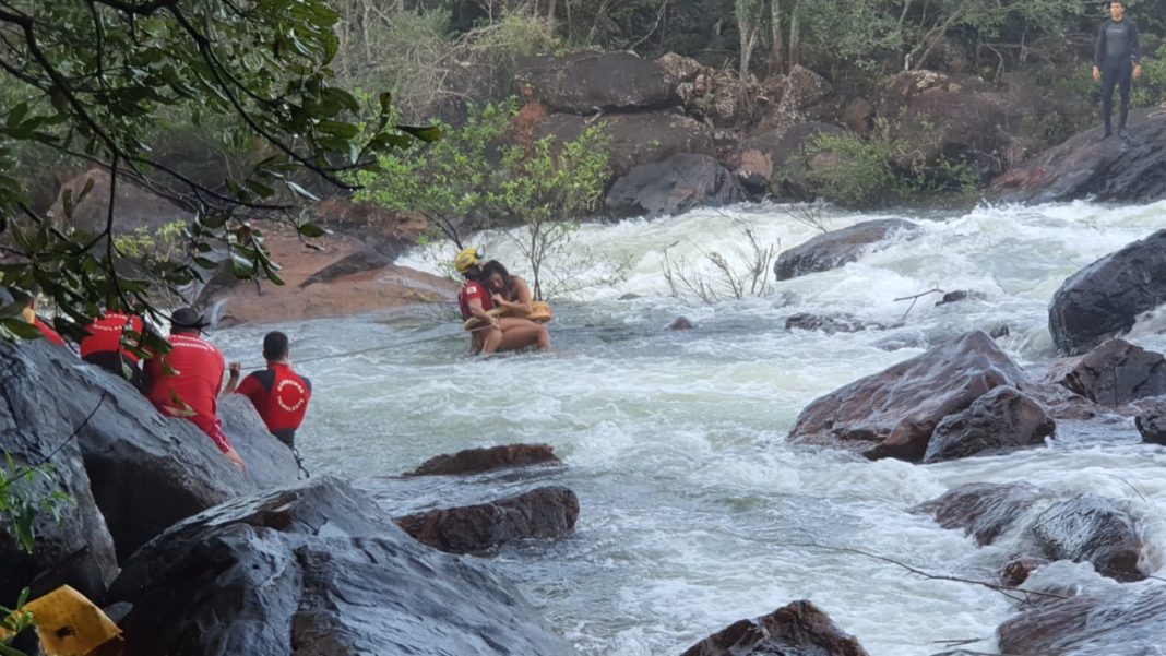Corpo de Bombeiros com auxílio de um helicóptero resgatam vítima ilhada no lago Paranoá, DF. Foto: Divulgação