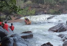 Com auxílio de helicóptero, bombeiros do DF resgatam mulher em situação de risco no Rio São Bartolomeu