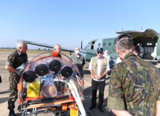 Comando Conjunto Sul treina evacuação aeromédica com uso de cápsula de isolamento em Canoas, RS