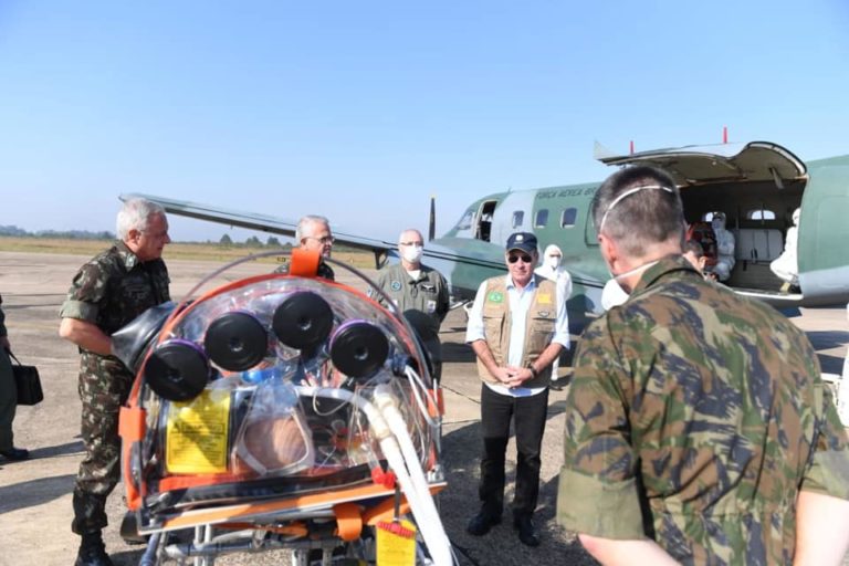 Comando Conjunto Sul treina evacuação aeromédica com uso de cápsula de isolamento em Canoas, RS