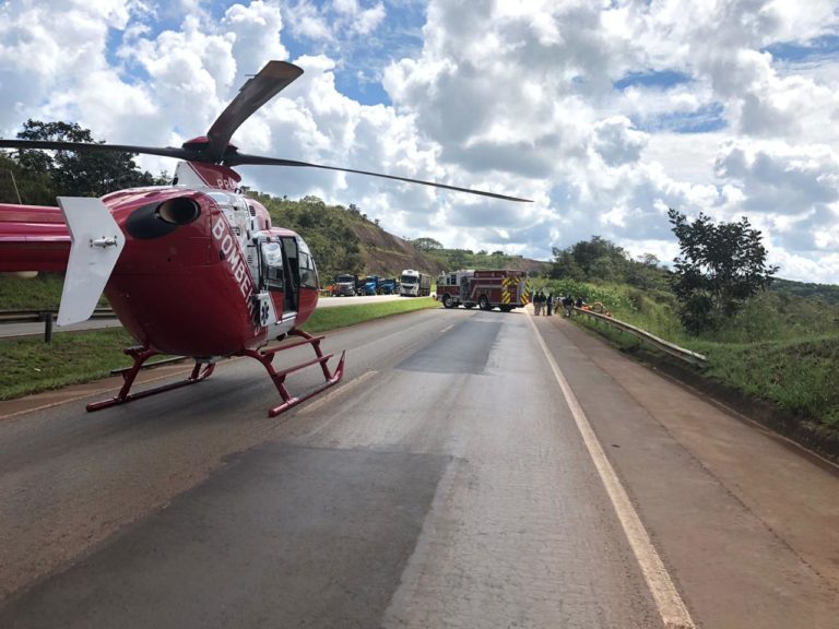 Bombeiros e equipe aeromédica do Resgate 03 trabalham para salvar vida de vítima de acidente na BR-060, DF