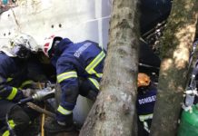 Duas equipes aeromédicas do SAMU e bombeiros resgatam vítimas de acidente de trânsito na PR-460