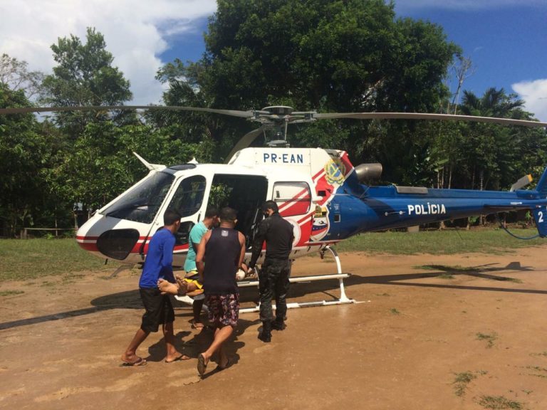 Vítima de queda é socorrida por helicóptero da Comunidade de São Francisco do Aruaú para Manaus, AM