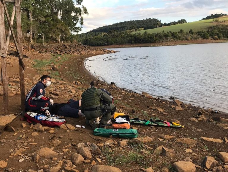 Equipe médica do SAMU e tripulação do Águia 4 resgatam duas pessoas no interior de Lages, SC