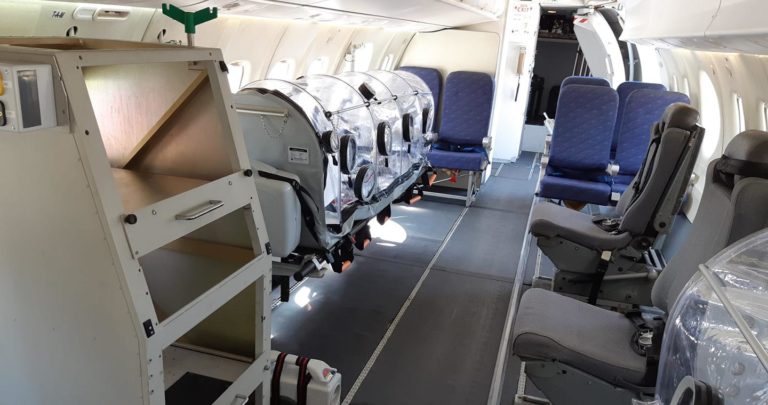 Avião ATR 42 da Guardia di Finanza é adaptado pela Leonardo para transportar pacientes com COVID-19