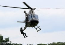 Equipe do Águia 02 utiliza guincho para resgatar homem ferido durante demolição em Florianópolis, SC