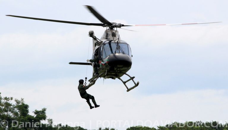 Equipe do Águia 02 utiliza guincho para resgatar homem ferido durante demolição em Florianópolis, SC