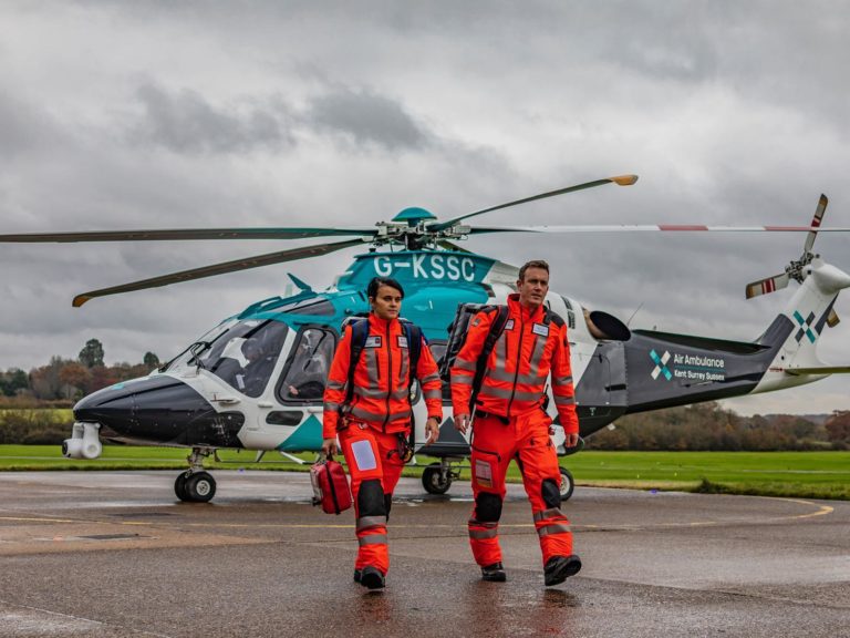 Serviço aeromédico inglês pede doação para ampliar seu serviço no combate à pandemia de COVID-19
