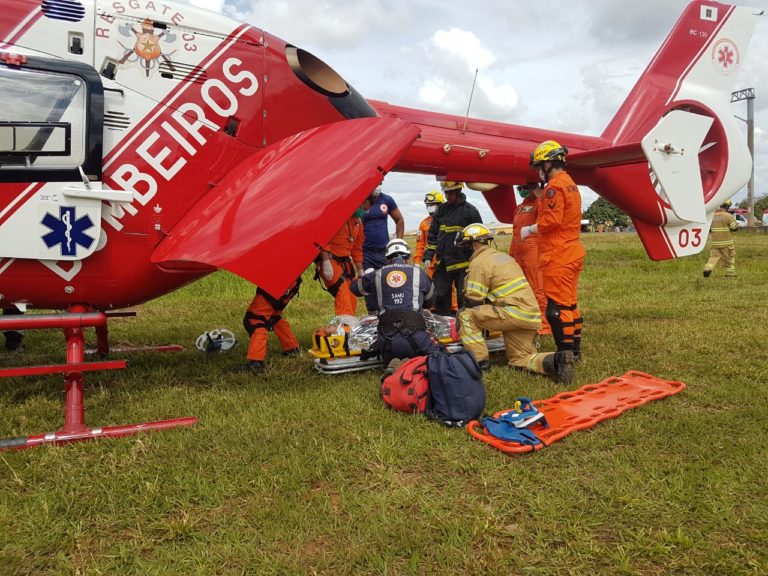 Bombeiros e equipe do SAMU resgatam vítimas de acidente de trânsito na BR-20, em Sobradinho