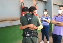 Jovem abraça emocionado tripulante do CIOPAER depois de ser resgatado em silo de soja, em Nova Maringá