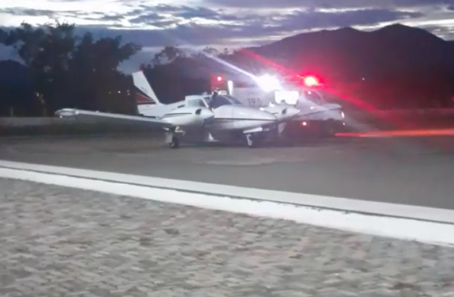 Momento em que o m&eacute;dico era embarcado na aeronave.