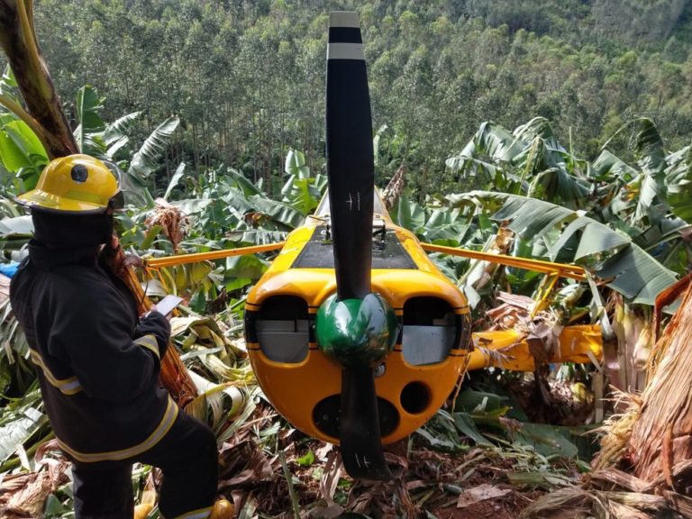 Piloto de avião agrícola sai ileso após pouso de emergência em plantação de bananas em Ilhota, SC