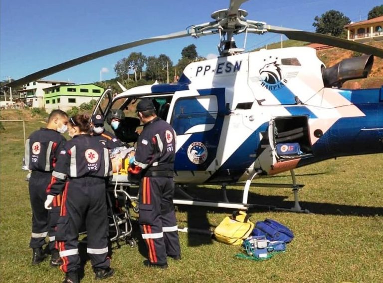 Harpia 08, equipes do SAMU e bombeiros resgatam vítimas de grave acidente em Domingos Martins, ES