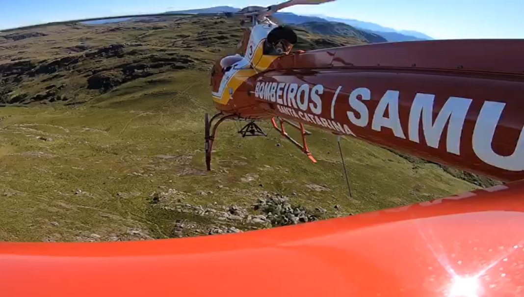 Homem é resgatado pela equipe do helicóptero Arcanjo 03 no Pico do Bradador em Garuva, SC