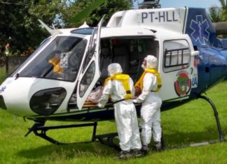Idosa com suspeita de COVID-19 é transportada de helicóptero para Hospital de Campanha em Santarém