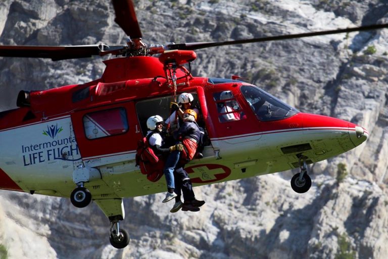 Homem picado por cobra é socorrido por equipes de resgate no Condado de Salt Lake, EUA