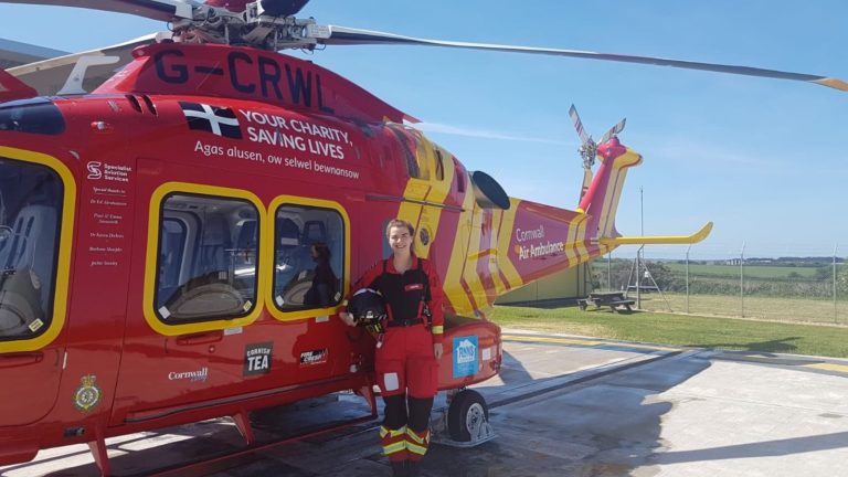 Paramédica conta como foi ingressar no serviço de ambulância aérea de Cornwall, no Reino Unido