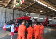 Bombeiros do Distrito Federal estudam detalhes sobre a operação do helicóptero EC130 B4