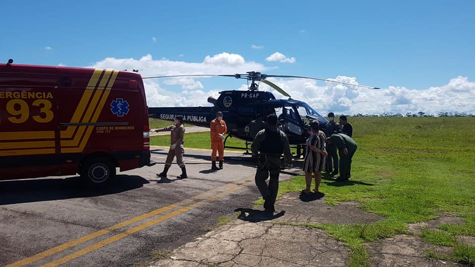 Helicóptero do GTA do Amapá realiza transporte de dois jovens para