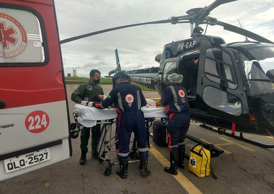 Helicóptero do GTA do Amapá realiza transporte de dois jovens para