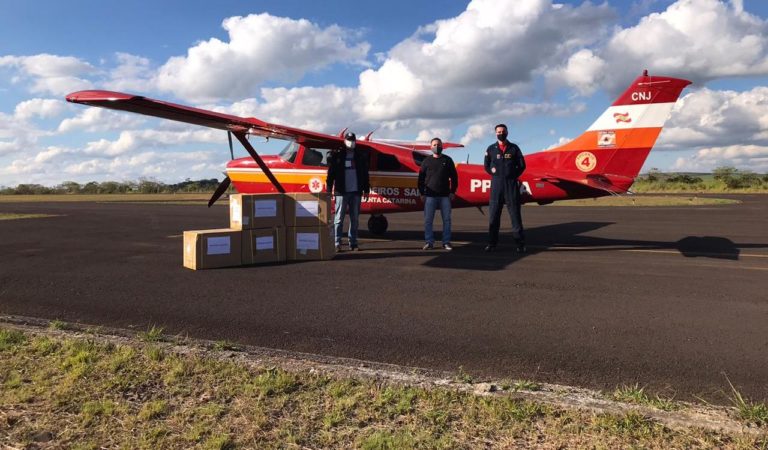 Corpo de Bombeiros transporta testes rápidos de COVID-19 para cidades do oeste de Santa Catarina