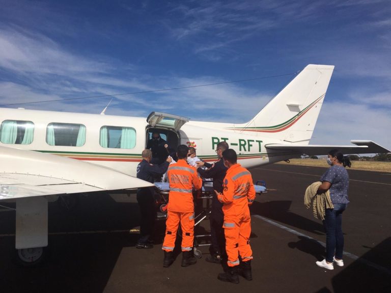 Criança catarinense que sofreu acidente de trânsito em Minas Gerais retorna de avião para sua cidade