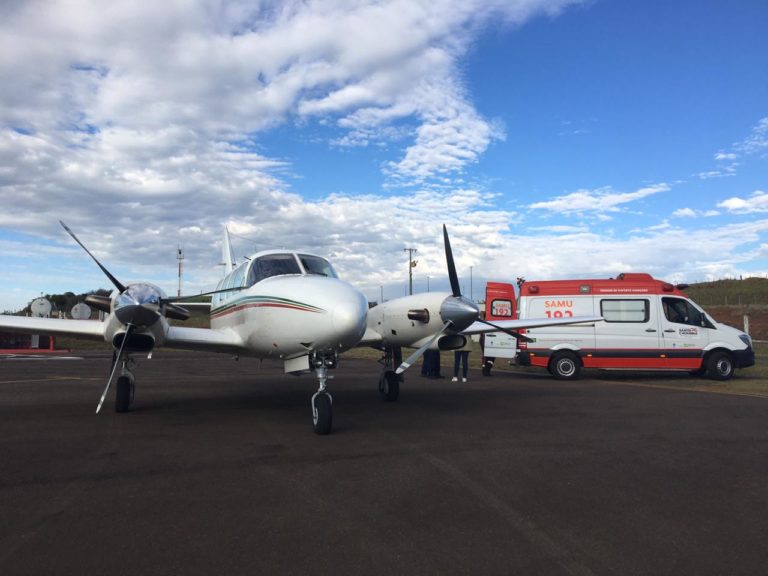 Precisando de cirurgia de emergência, recém-nascido é transportado de avião de Tubarão para Joinville, SC