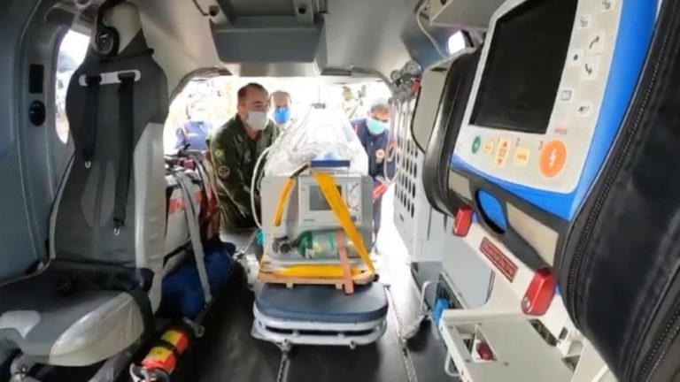 Helicóptero da CIOPAER transporta gêmeas prematuras de Cedro para hospital em Quixeramobim, CE