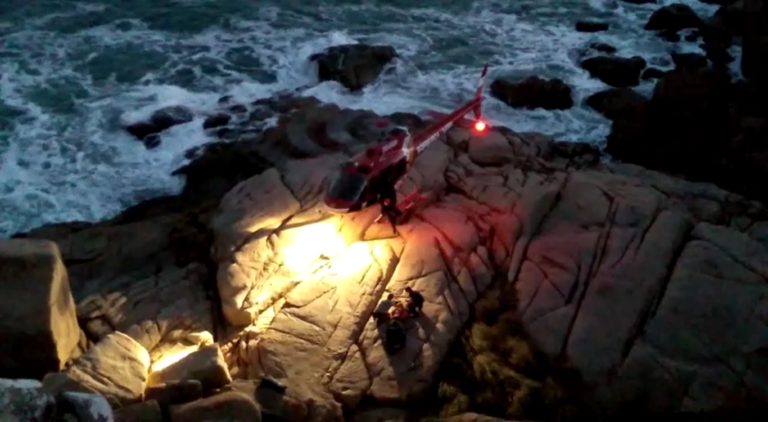 Arcanjo 01 faz resgate noturno de pescador ferido em costão na Praia de Itapirubá, SC