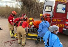 Após capotar caminhão, motorista é resgatado por bombeiros e levado de helicóptero para hospital no DF