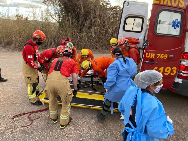 Após capotar caminhão, motorista é resgatado por bombeiros e levado de helicóptero para hospital no DF