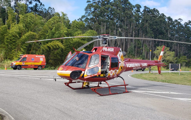 SAMU e bombeiros resgatam motociclista atingido por caminhão na BR-101, SC