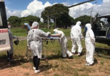 Índio da aldeia Mapuera é transportado de helicóptero para Hospital de Campanha em Santarém