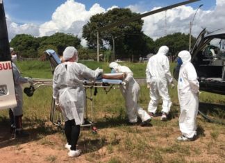 Índio da aldeia Mapuera é transportado de helicóptero para Hospital de Campanha em Santarém