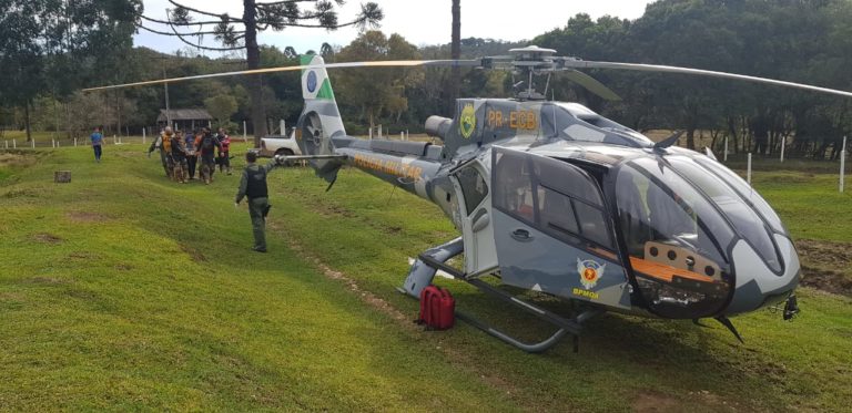 Motociclista fica gravemente ferido e é socorrido por operadores de suporte médico do Falcão 03, no Paraná