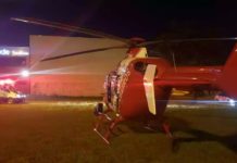 Bombeiros do DF realizam resgate aeromédico noturno de homem que sofreu acidente de bicicleta