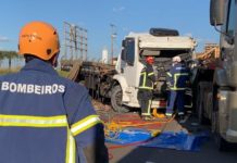 Bombeiros e SAMU Aeromédico socorrem vítimas de acidente entre dois caminhões na BR-376, PR