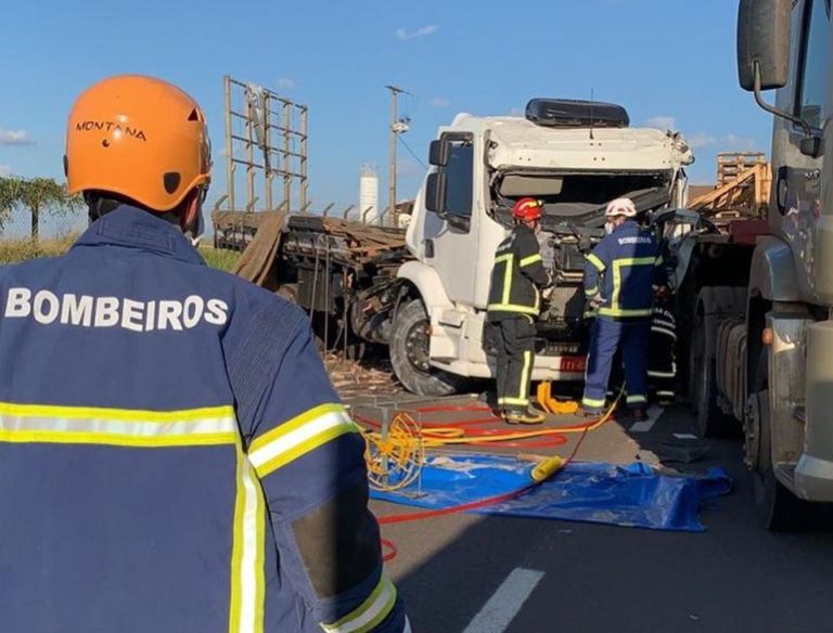 Bombeiros e SAMU Aeromédico socorrem vítimas de acidente entre dois caminhões na BR-376, PR