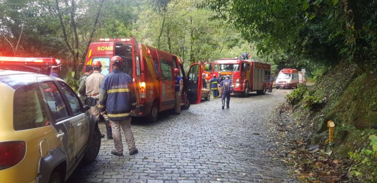 Operação de resgate é montada para socorrer motorista que caiu em ribanceira na Estrada da Graciosa, PR