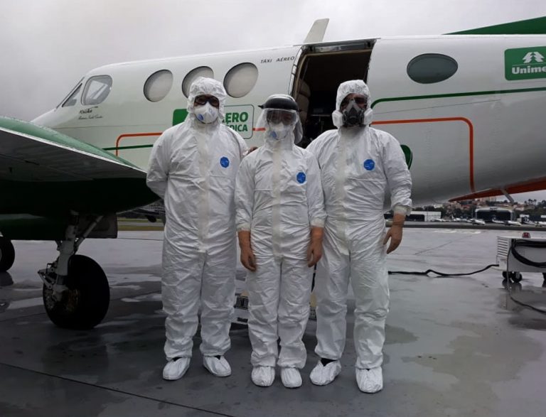 Unimed Aeromédica treina equipes e investe em equipamentos para transportar pacientes com COVID-19