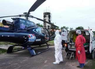 Paciente atendido na Policlínica Itinerante no Marajó é transportado de helicóptero para Belém, PA