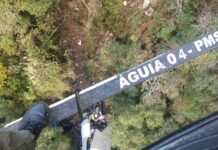 Águia 04 e bombeiros resgatam corpo de motorista após caminhão cair em penhasco na SC-390, em Lauro Muller