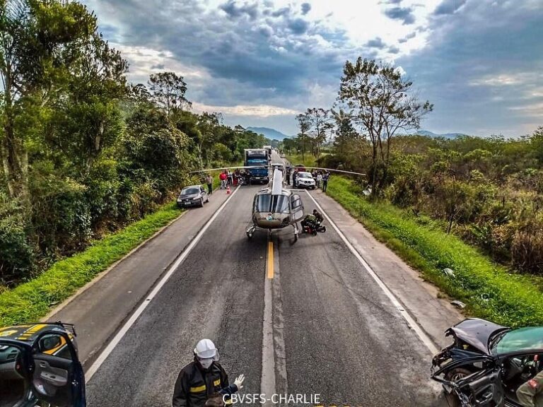 Bombeiros e equipe aeromédica do Águia 01 de Joinville resgatam vítimas de acidente na BR-280, SC