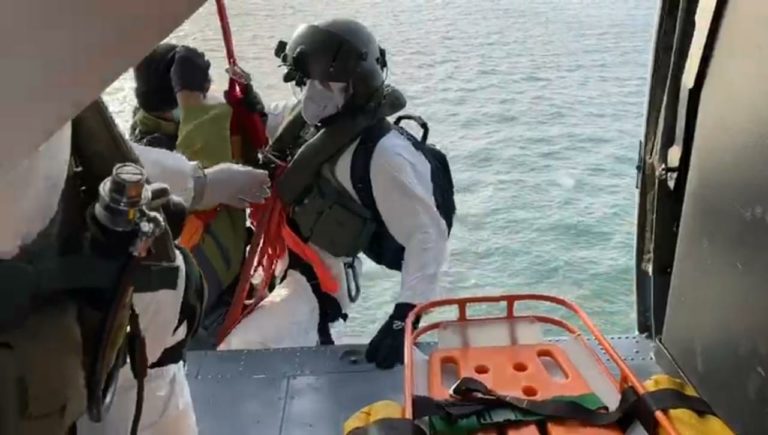 Esquadrão Pantera da FAB realiza resgate de paciente em navio a 100 km do litoral gaúcho