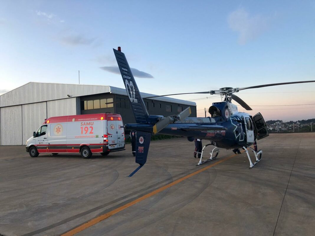 Homem é socorrido pelo SAMU e levado de helicóptero ao Hospital Universitário de Cascavel, PR. Foto: Divulgação