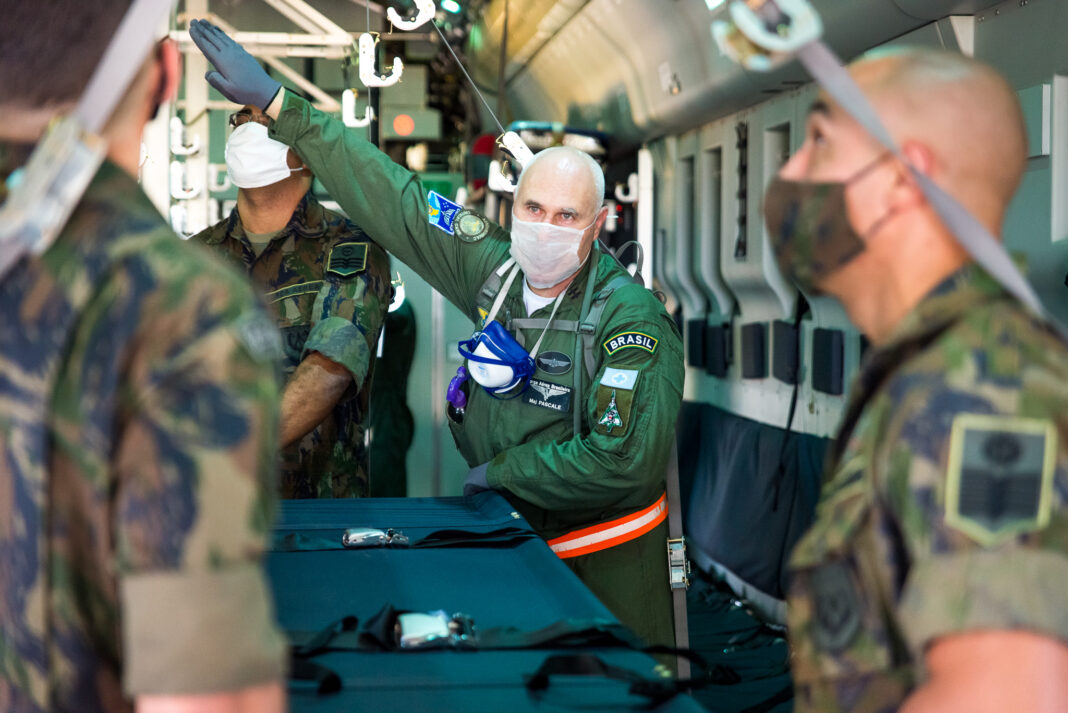Tripulação do KC-390 da Força Aérea recebe treinamento para Evacuação Aeromédica. Foto: Tenente Barbiere / Ala 5.