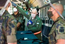 Tripulação do KC-390 da Força Aérea recebe treinamento para Evacuação Aeromédica