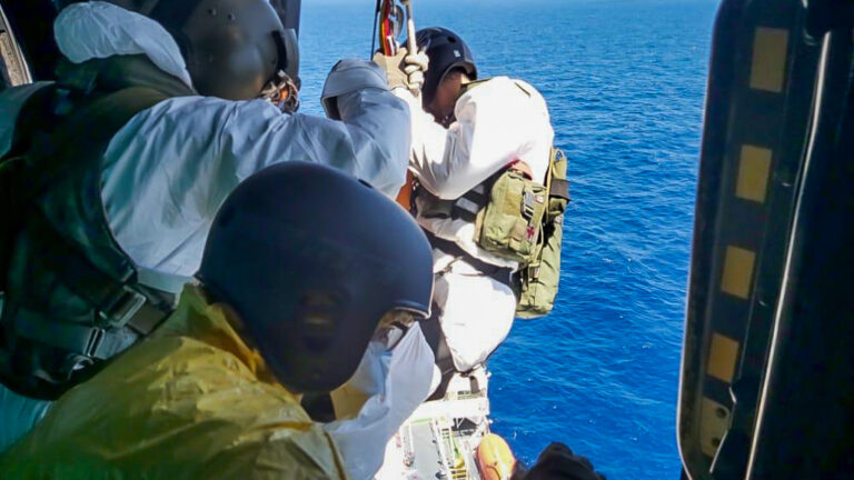 Esquadrão Falcão da FAB resgata tripulante em navio japonês a 240 km da costa brasileira