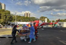 Homem atropelado por motocicleta é socorrido por bombeiros e levado pelo Resgate 02 ao IHBDF