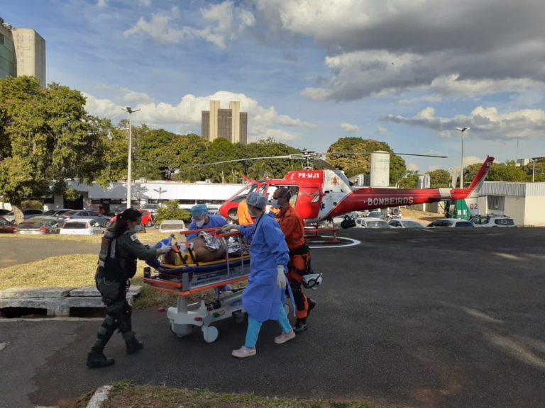 Homem atropelado por motocicleta é socorrido por bombeiros e levado pelo Resgate 02 ao IHBDF